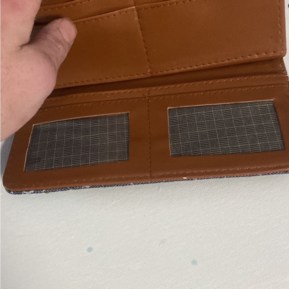 Denim blue w/classic authentic GUESS lots card slots change purse.Mint condition - Picture 3 of 5